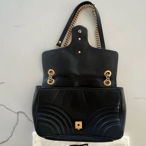 Gucci - GG Marmont Medium Matelassé
Shoulder / Crossbody Bag Chevron Leather - Picture 13 of 17